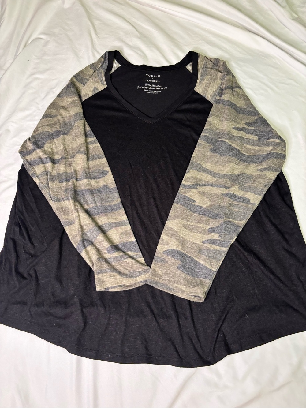 Torrid Classic Fit Size 4 Black Camo Raglan V Neck Long Sleeve Top Plus Size